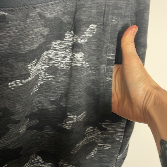 Athletic Works Black & Gray Camouflage Joggers- Front pockets- XXL (20) - Picture 4 of 10